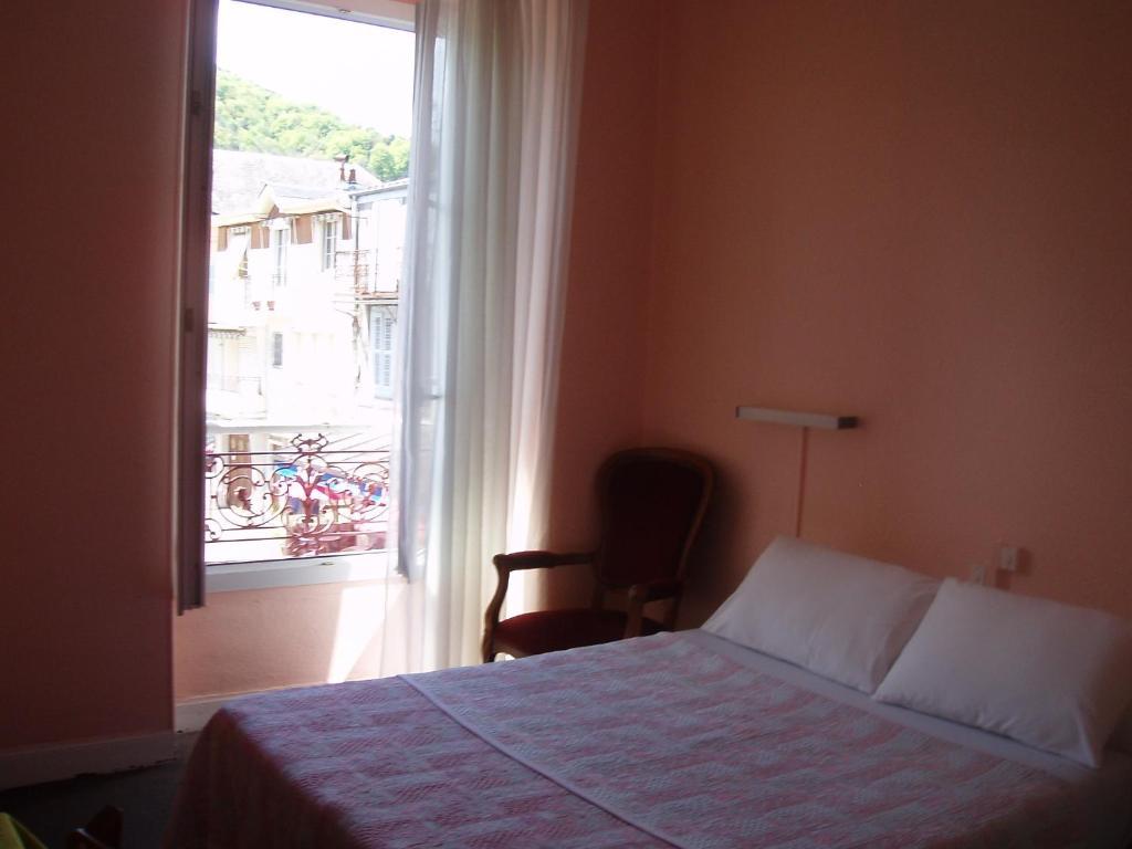 Hotel Le Commerce Bagnères-de-Bigorre Zimmer foto