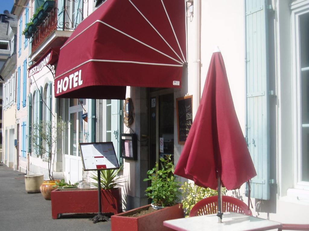 Hotel Le Commerce Bagnères-de-Bigorre Zimmer foto